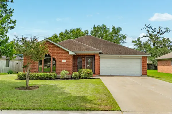 105 Washington Avenue, Clute, TX 77531