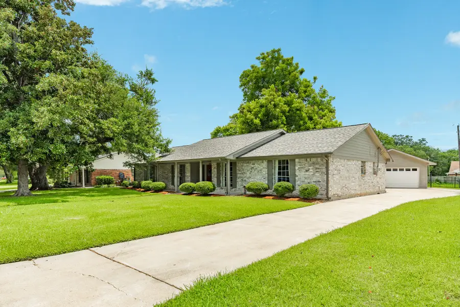 320 Linden Lane, Lake Jackson, TX 77566 - #2