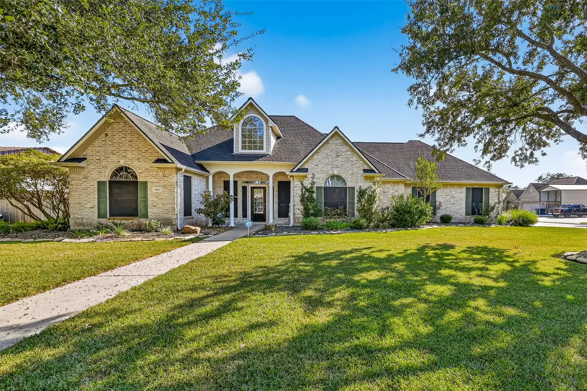 900 N Belle Drive, Angleton, TX 77515 - Image #1