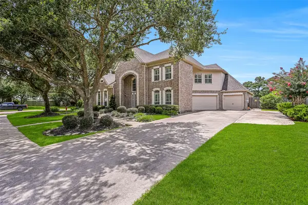 212 Falcon Lake Circle, Friendswood, TX 77546