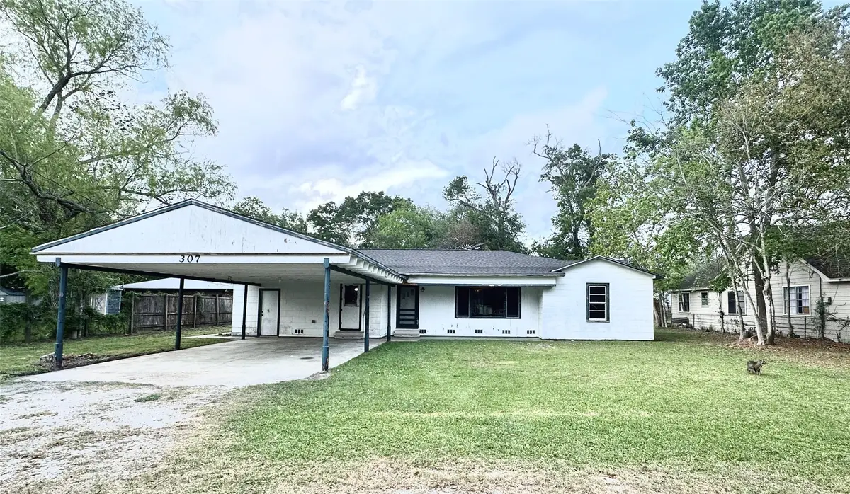 307 E Walnut Avenue, Winnie, TX 77665 - #1