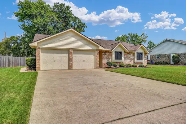 528 Daffodil Street, Lake Jackson, TX 77566