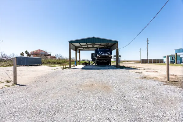 1129 Beach Front Drive, Gilchrist, TX 77617