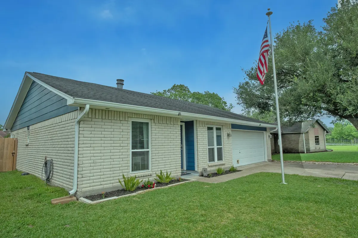 10 Wagon Lane Loop, Angleton, TX 77515 - #1