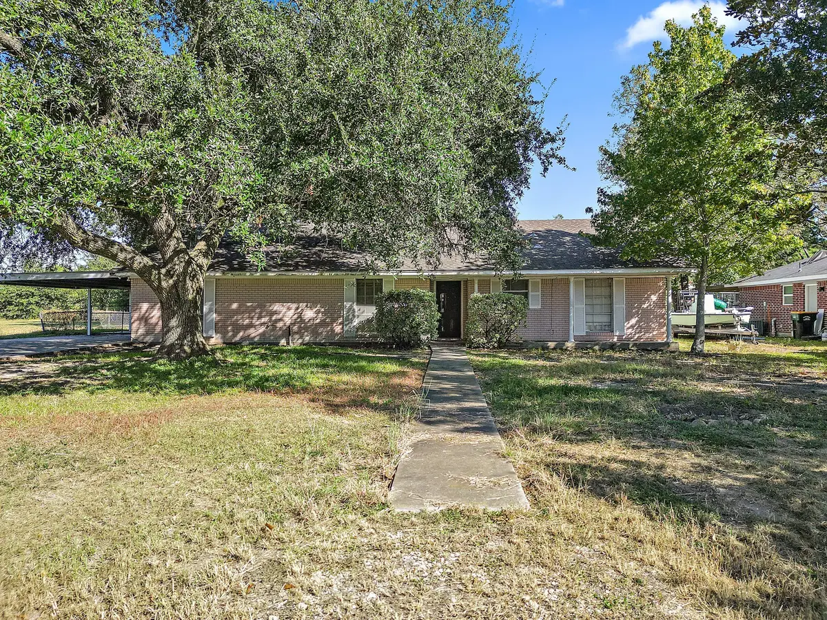 407 Lazy Lane, Anahuac, TX 77514 - Image #1