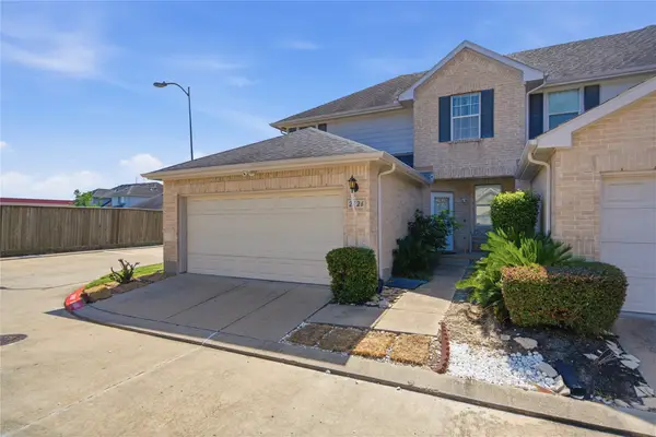 2926 Meadowglen Cove, Houston, TX 77082