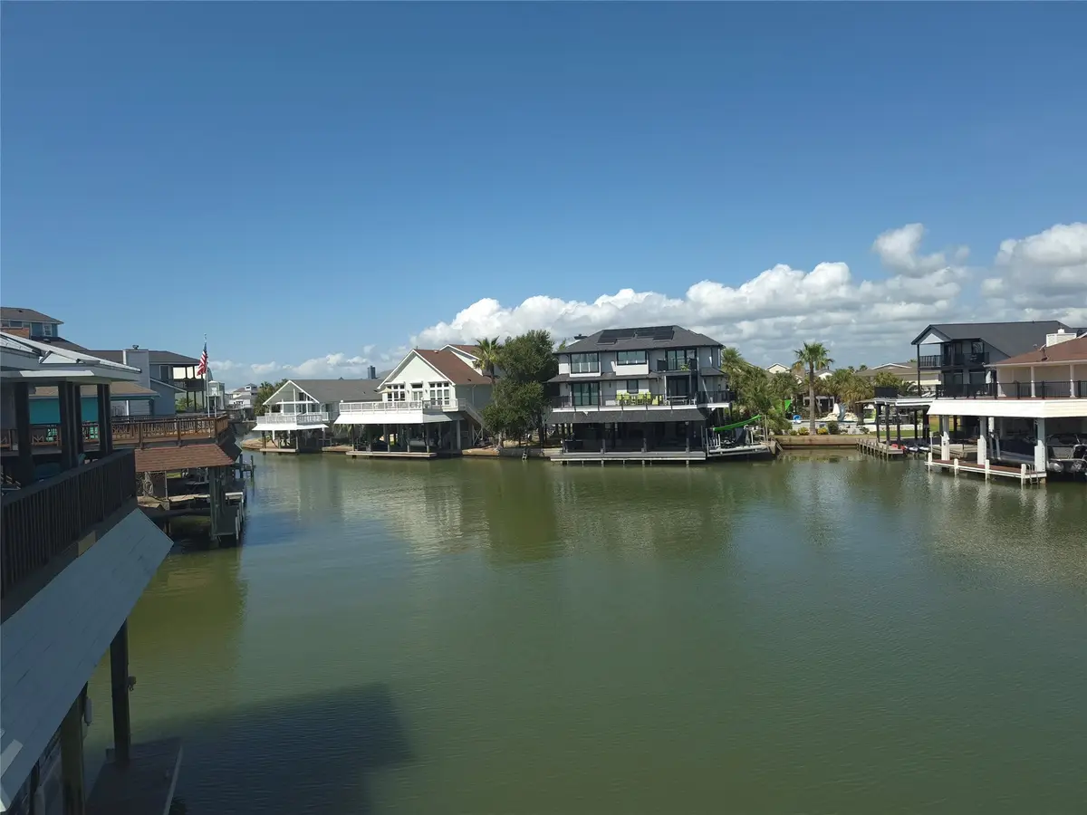 129 Quayside Drive, Tiki Island, TX 77554 - #1