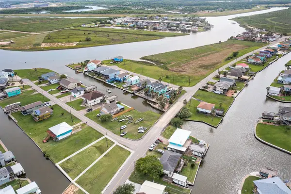 106 Jolly Boat Lane, Freeport, TX 77541