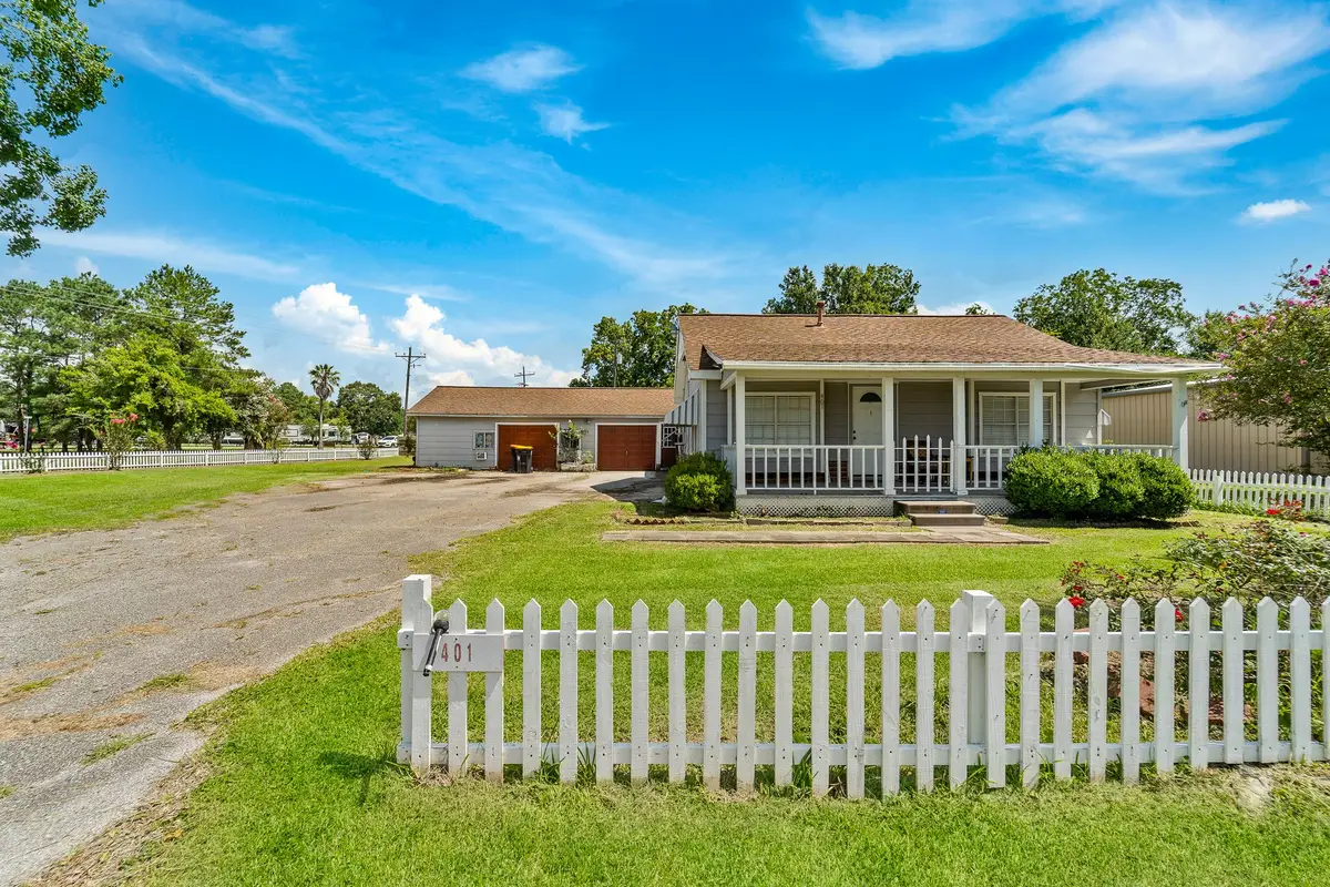 401 Lee Avenue, Anahuac, TX 77514 - Image #1