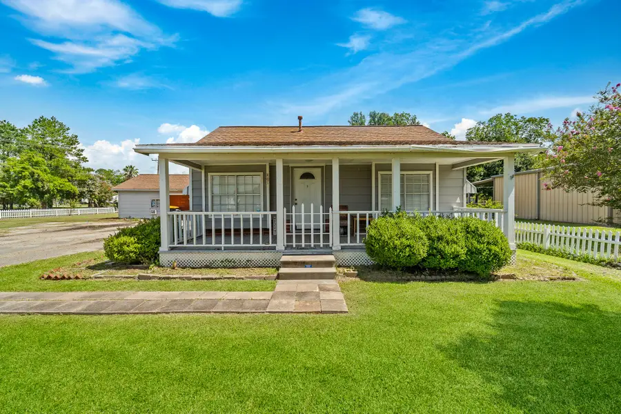 401 Lee Avenue, Anahuac, TX 77514 - Image #2