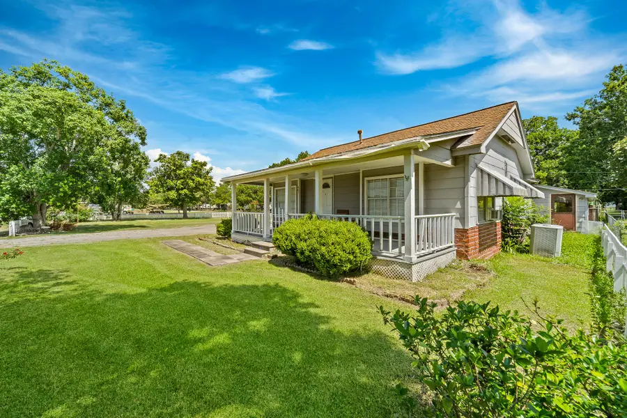 401 Lee Avenue, Anahuac, TX 77514 - Image #3