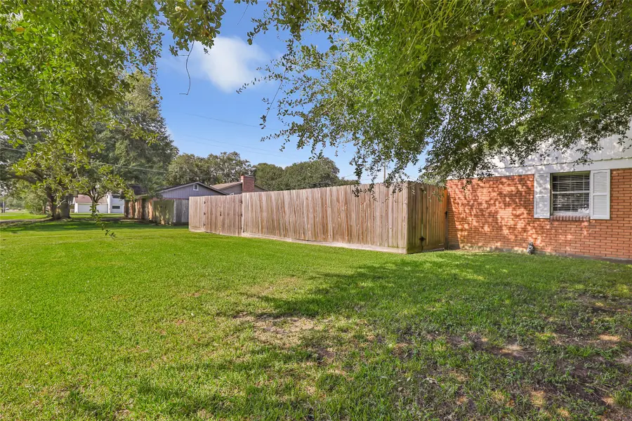 106 Lynn Street, Anahuac, TX 77514 - Image #2