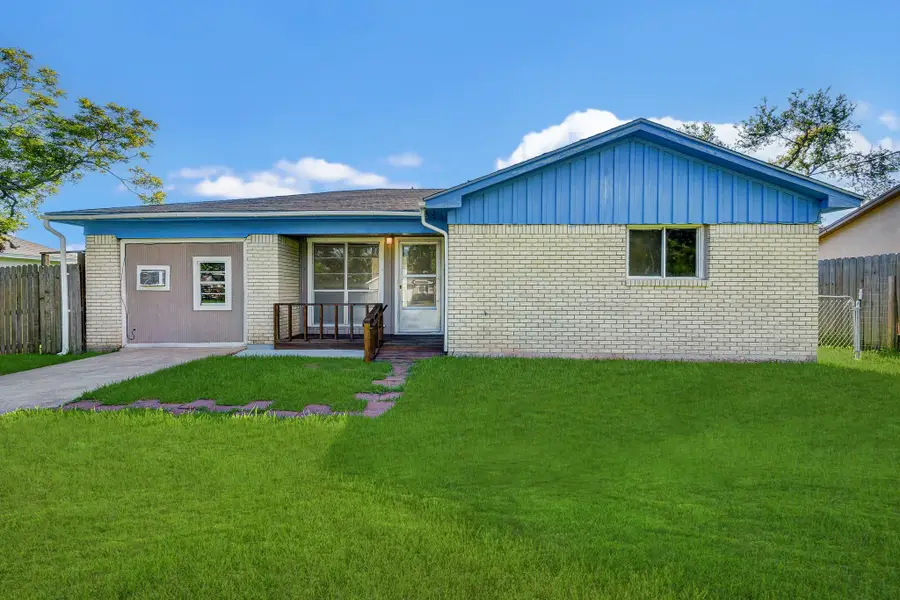 131 Lakewood Drive, Clute, TX 77531 - #2