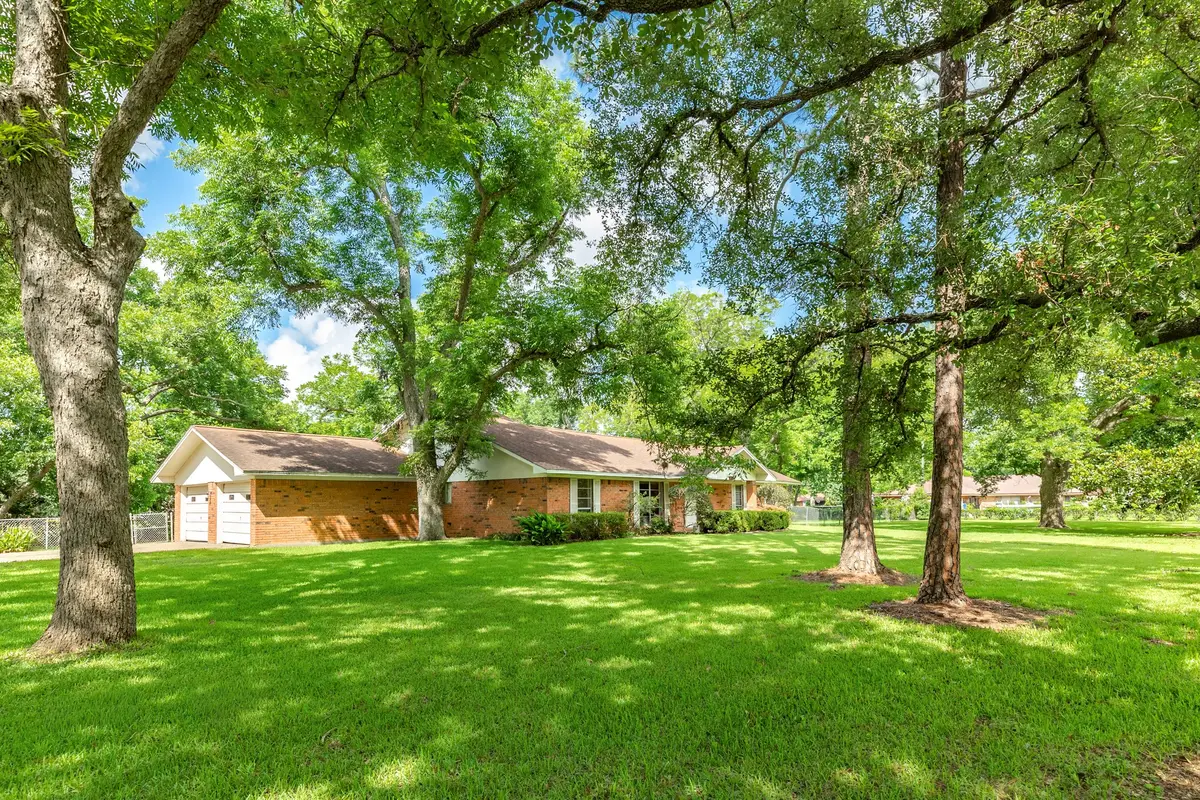 120 Southern Oaks Drive, Lake Jackson, TX 77566 - #1