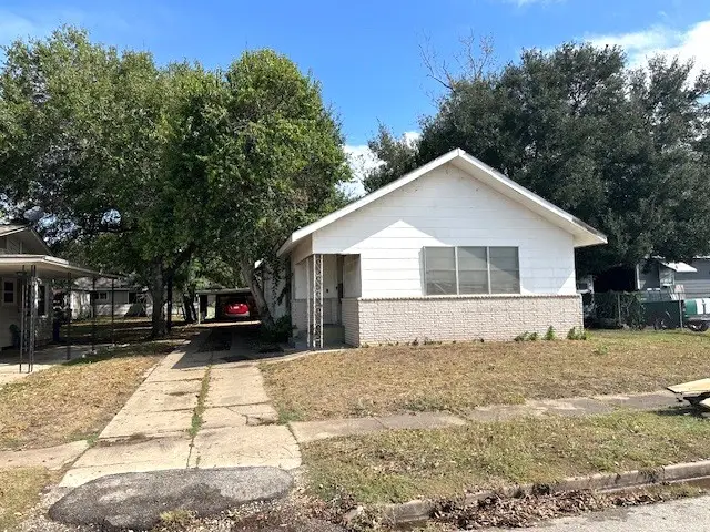 316 E Post Office St, Eagle Lake, TX 77434 - Image #2