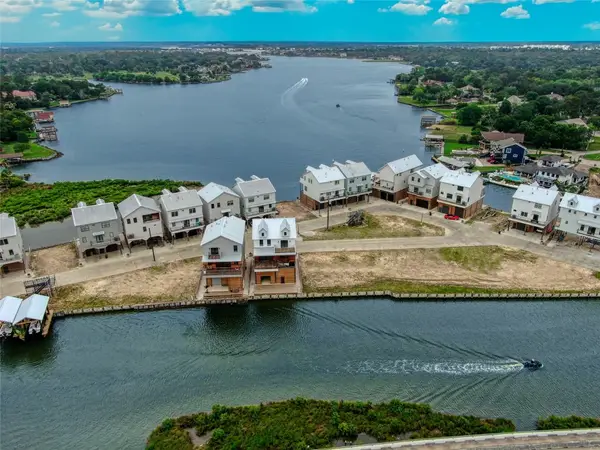 24 Cmdr Runco Lane, Taylor Lake Village, TX 77586