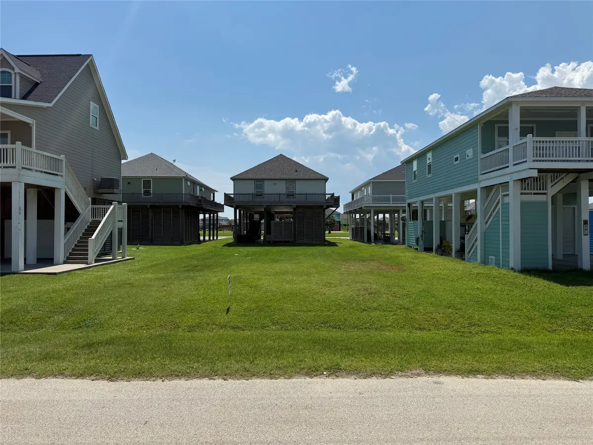 979 Crane, Crystal Beach, TX 77650 - Image #1