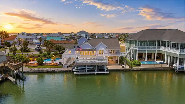 208 Coconut Street, Tiki Island, TX 77554