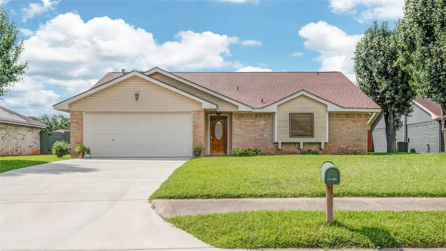 103 Sunflower Street, Lake Jackson, TX 77566 - Image #2