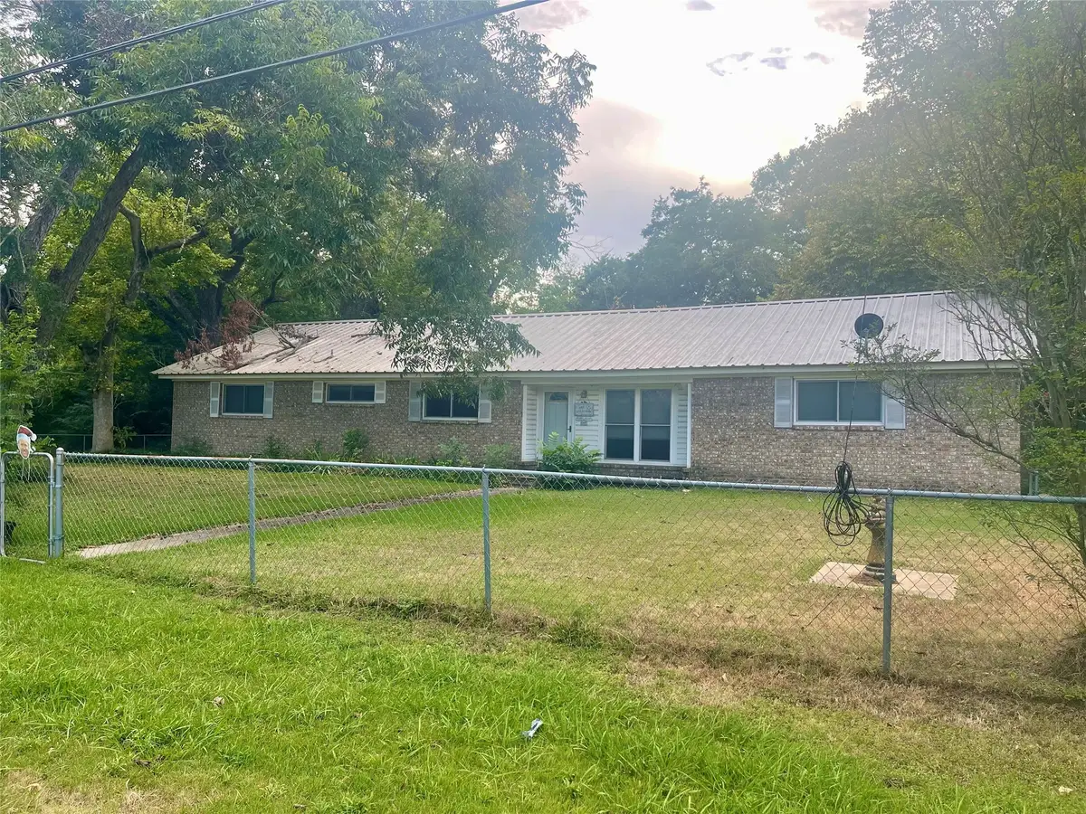 400 S Center Street, Buffalo, TX 75831 - Image #1