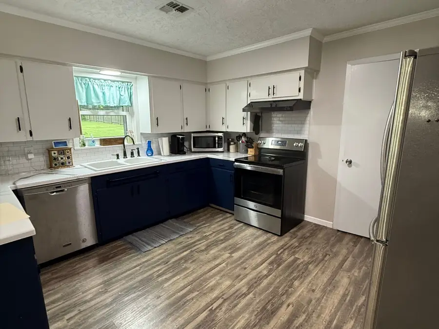 215 N Mechanic Street, Bellville, TX 77418 - #2
