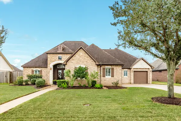 110 Spanish Oak Circle, Lake Jackson, TX 77566