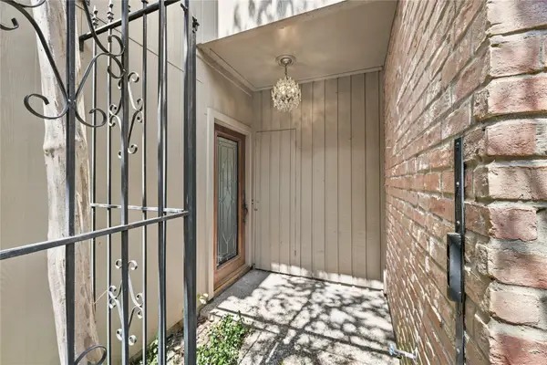 9400 Doliver Drive #16, Houston, TX 77063