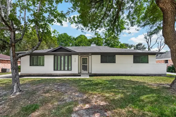 349 Dawn Hill Drive, Friendswood, TX 77546