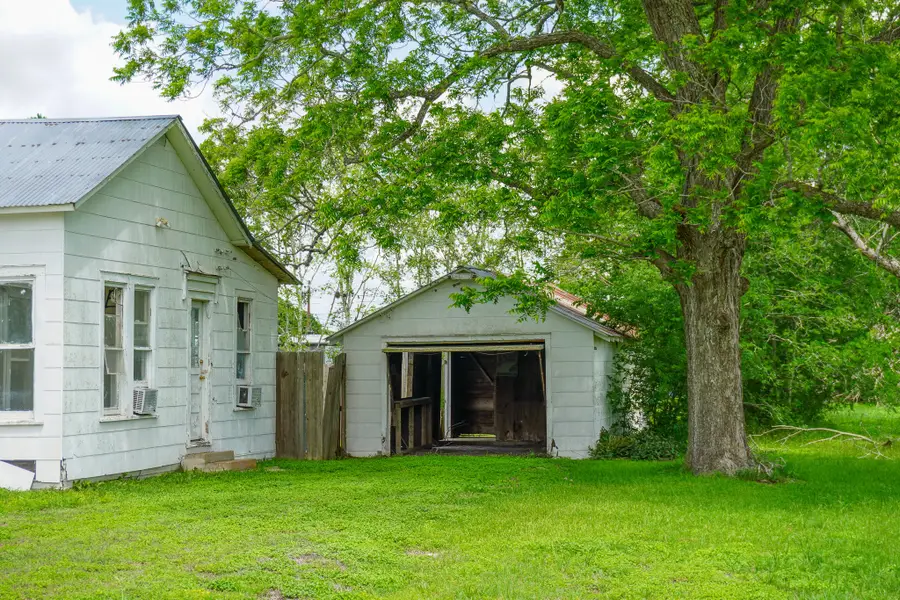 509 S Saint Andrews Street, Weimar, TX 78962 - #2