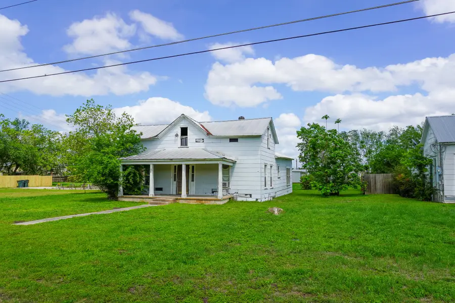 509 S Saint Andrews Street, Weimar, TX 78962 - #3