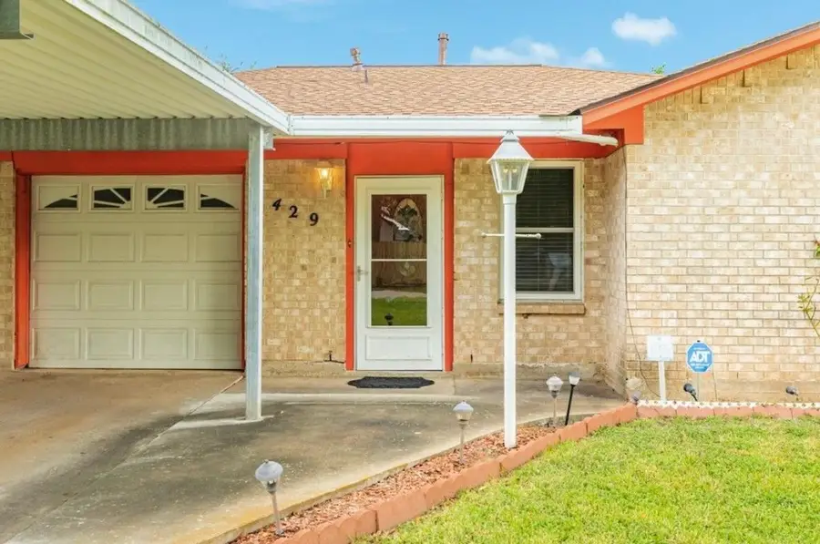 429 E Kiber Street, Angleton, TX 77515 - #3