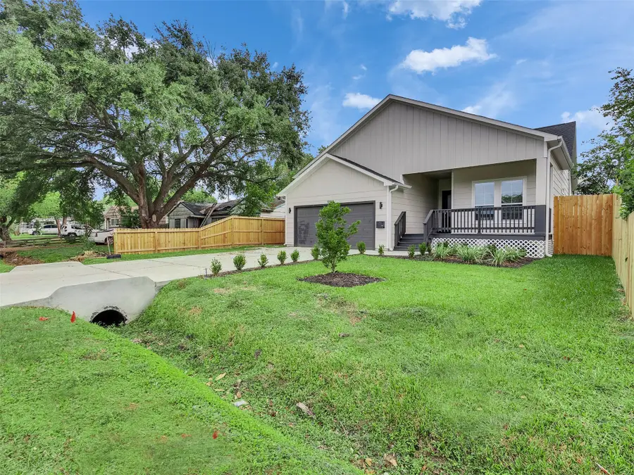 10513 Chesterfield Drive, Houston, TX 77051 - Image #2