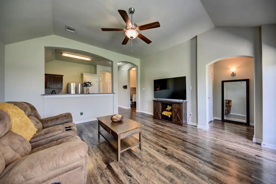 808 Mockingbird Street, Navasota, TX 77868 - Image #2