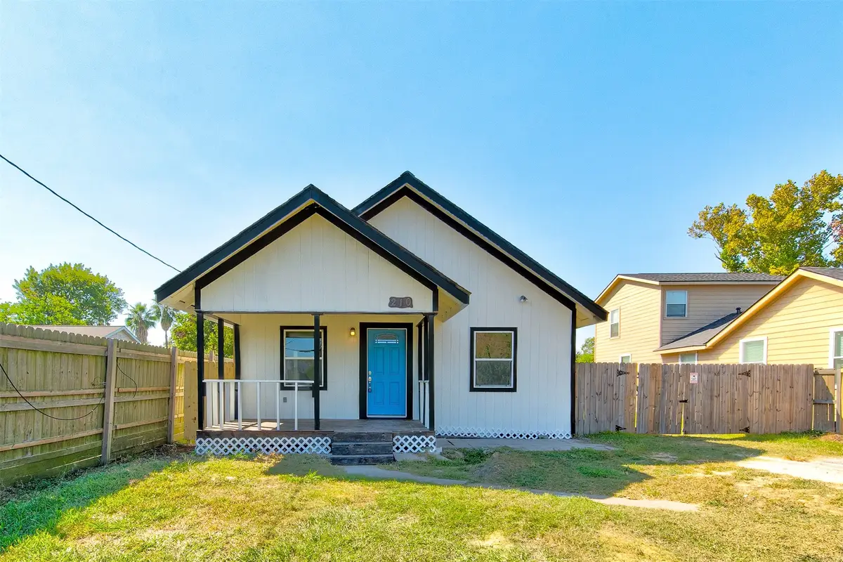 210 S Magnolia Street, Highlands, TX 77562 - Image #1