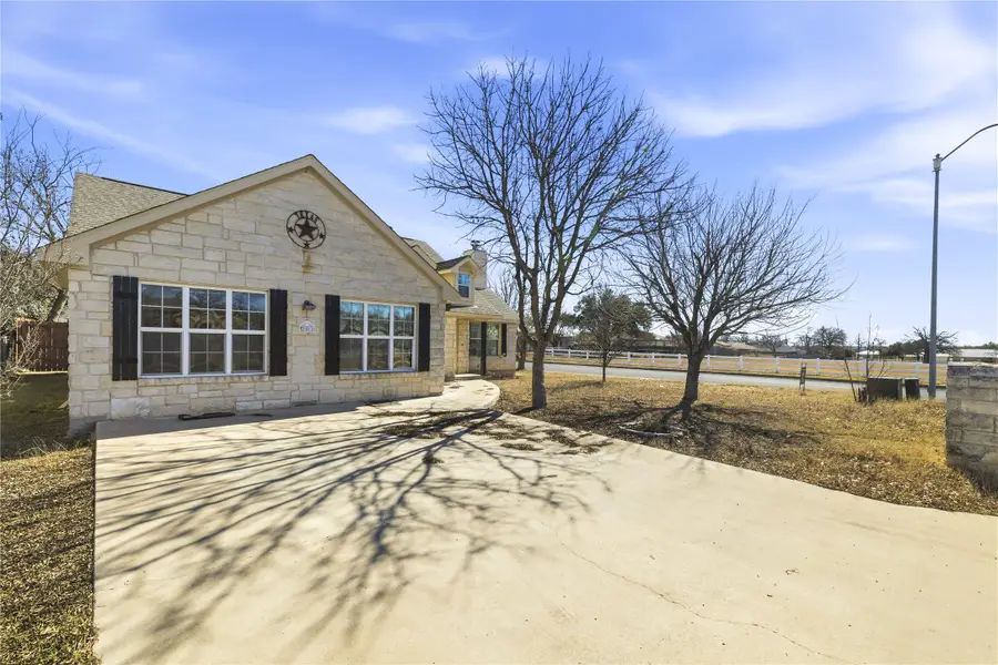 201 Green Oaks Loop, Fredericksburg, TX 78624 - Image #2