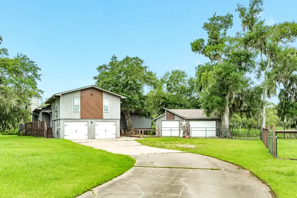 1 Buffalo Ct, Lake Jackson, TX 77566