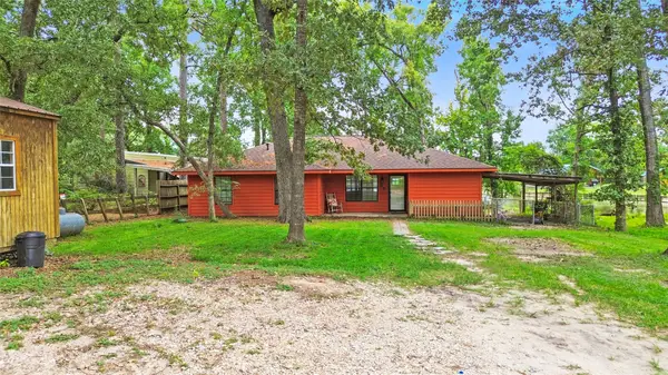 98 N Lakeside Drive N, Huntsville, TX 77320