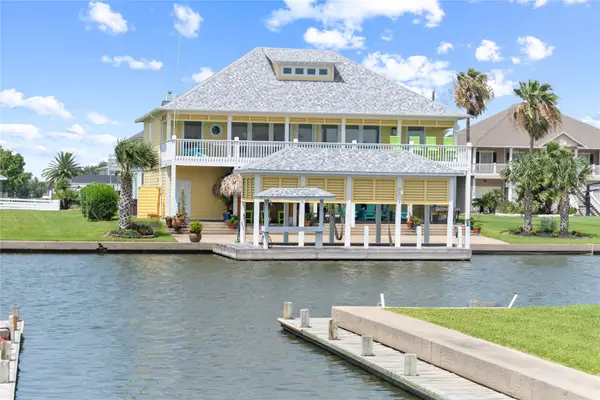 1100 Fountain View Drive, Crystal Beach, TX 77650