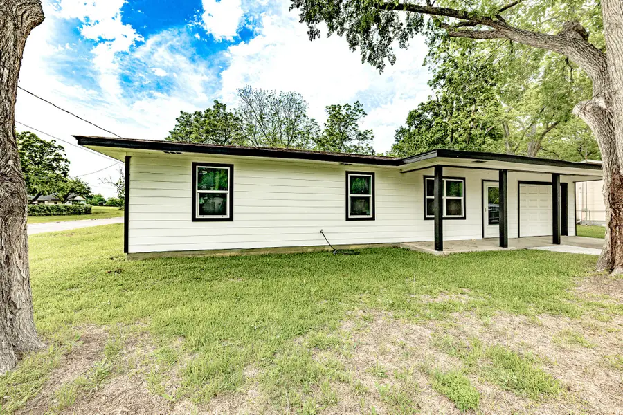 421 W Runk Street, Shiner, TX 77984 - #2
