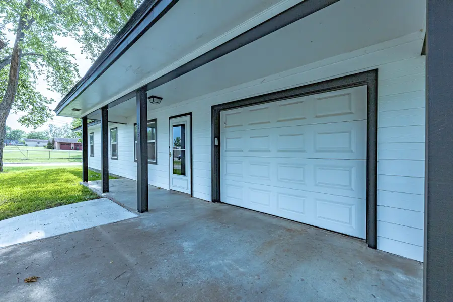 421 W Runk Street, Shiner, TX 77984 - #3