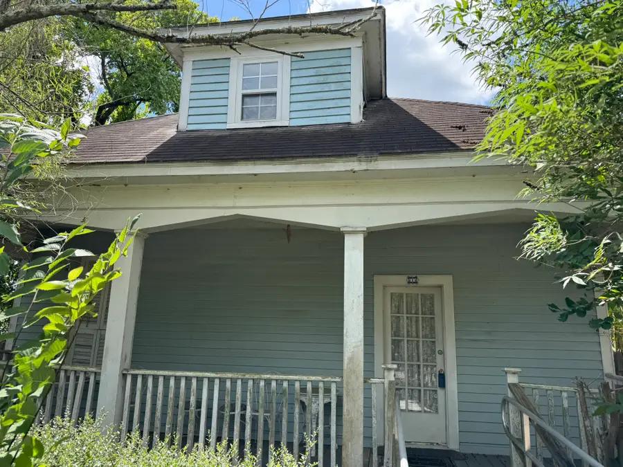111 W Cleveland Street, Alvin, TX 77511 - #2