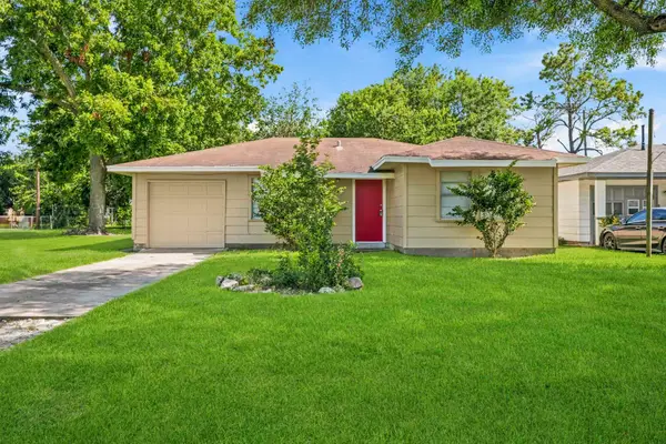 306 Pear Street, La Marque, TX 77568