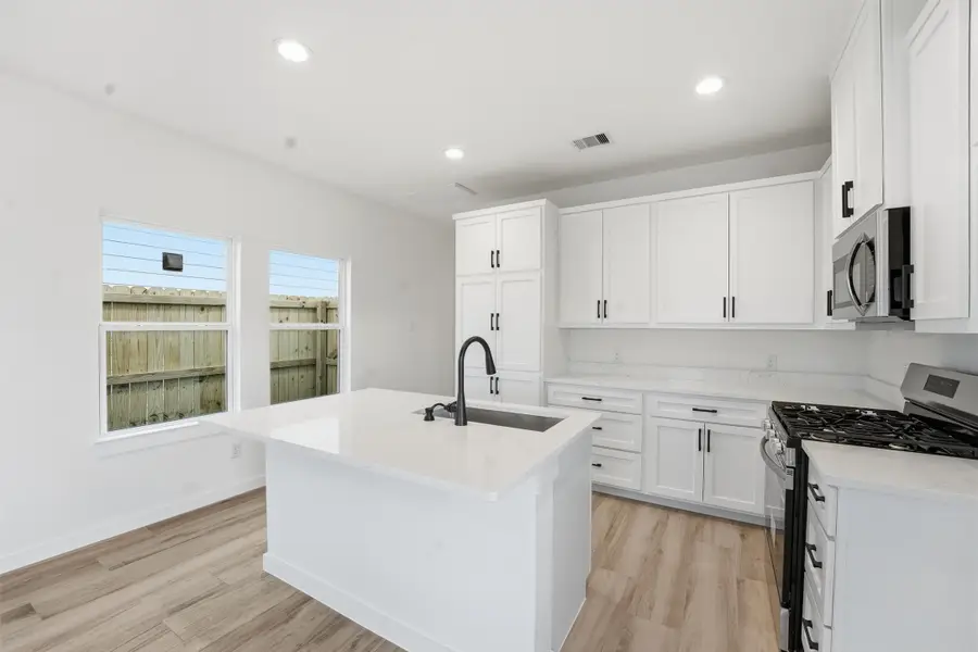 530 N 4th Street, La Porte, TX 77571 - #3