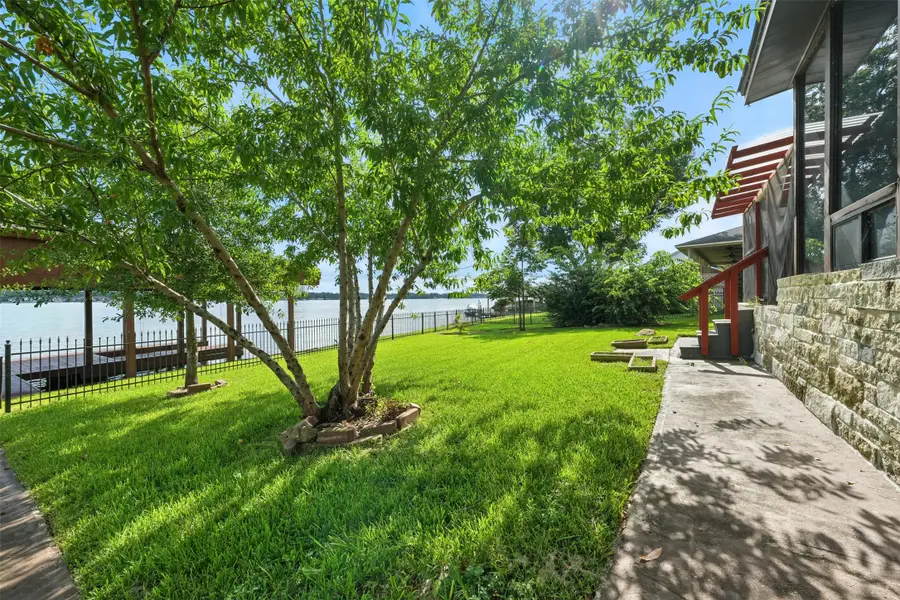 1046 Lake View Drive, Montgomery, TX 77356 - Image #2