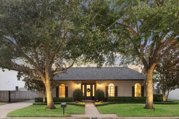 1805 Country Club Boulevard, Sugar Land, TX 77478