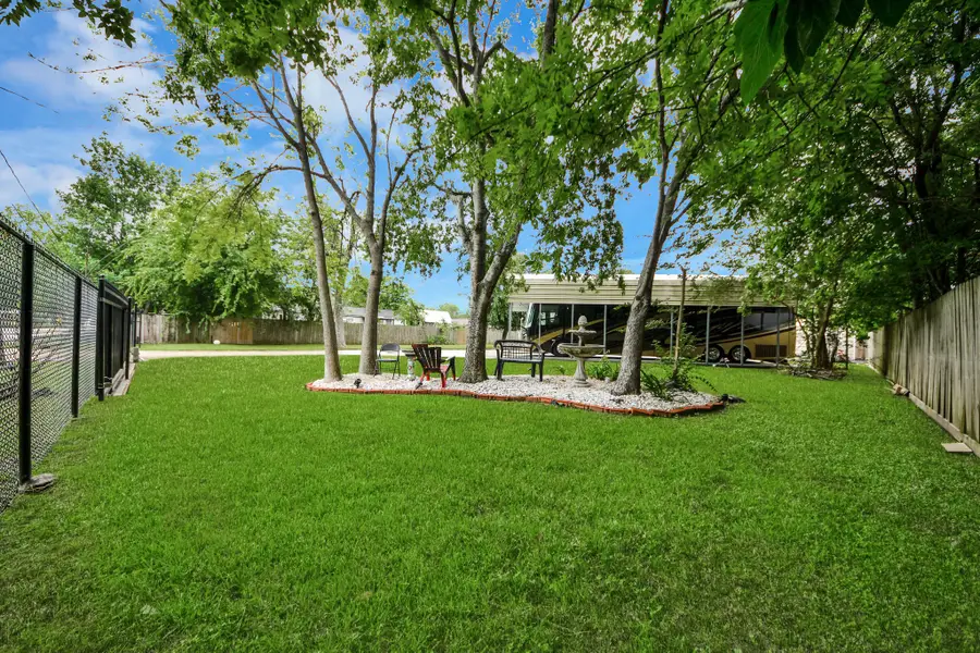 204 N 6th Street, Highlands, TX 77562 - #2