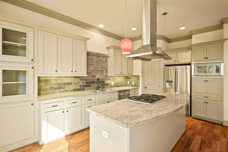 1655 Castle Ct, Houston, TX 77006 - Image #2