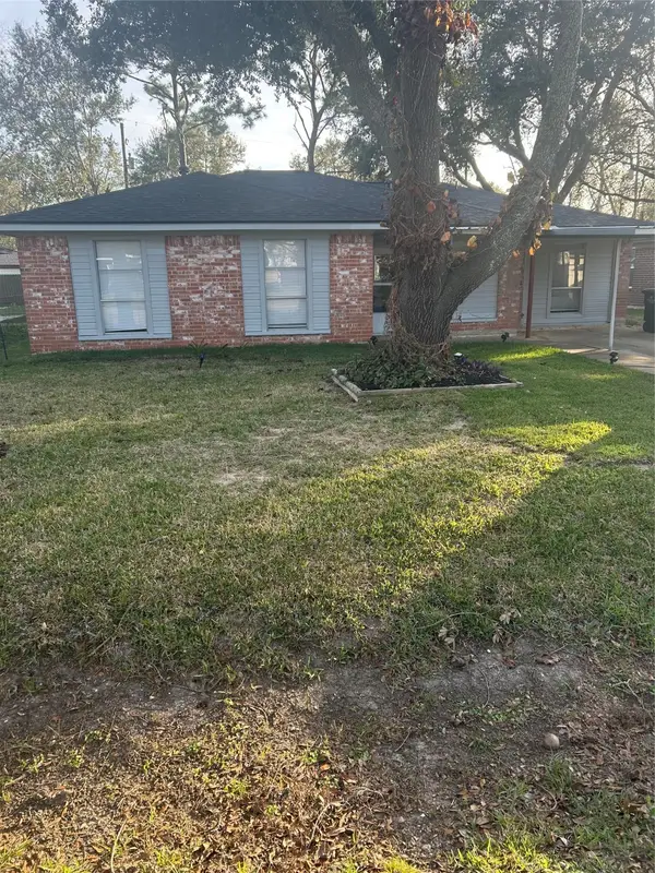 304 E Dumble Street, Alvin, TX 77511