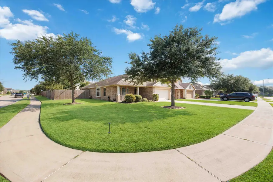 10015 Lynnwood Drive, Baytown, TX 77521 - Image #3