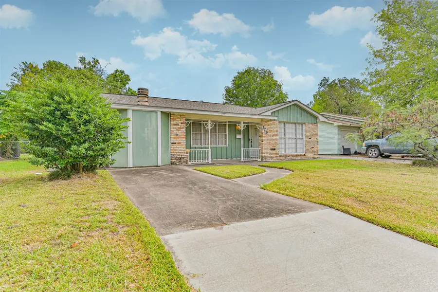 128 Forest Oaks Lane, Lake Jackson, TX 77566 - #2